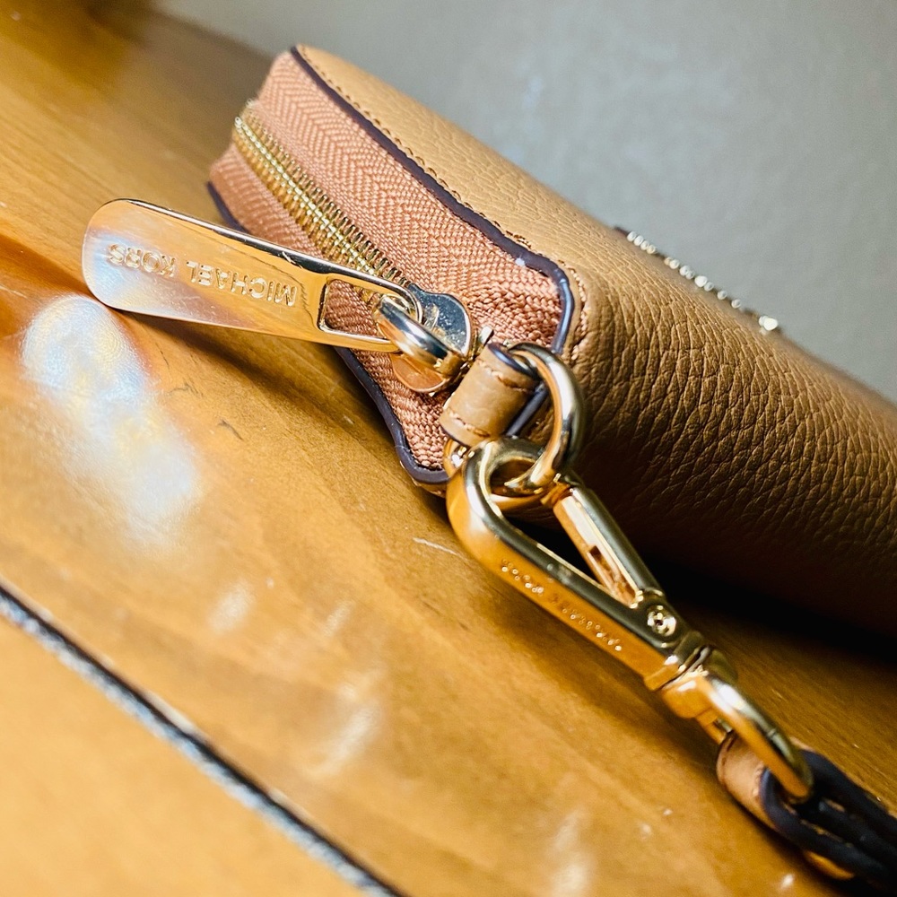 EUC Michael Kors Camel Brown Saffiano Leather Continental Wristlet - Picture 12 of 17
